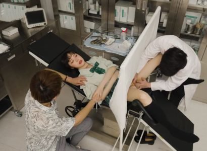 Доктор проверил тело пациента во время обследования
