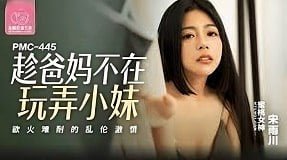 Красивая сексуальная девушка исполняет талант, чтобы заняться любовью