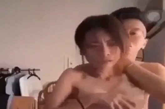 Хоанг Куу Бао и его подруга Линх Линх распространяют горячий клип
