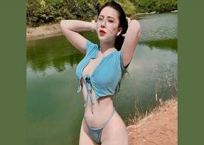 Женщина -школьница с энтузиазмом любит
